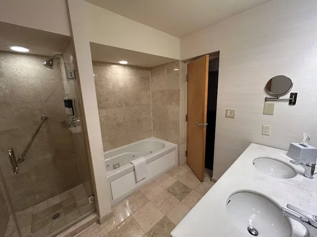 جناح رئاسي بسرير كينج بحوض جاكوزي، Best Western Premier Plainview-Long Island Hotel 3/4