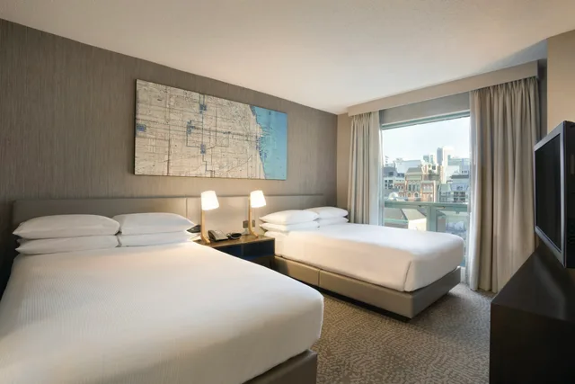 جناح بسريرين مزدوجين بإطلالة على المدينة، Hilton Chicago Magnificent Mile Suites 1/4
