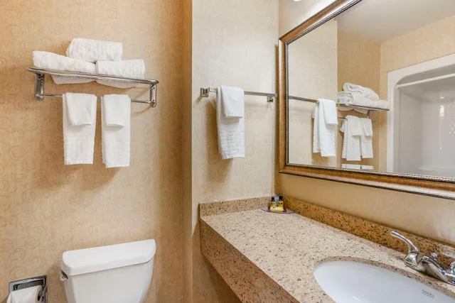 غرفة بسرير كينج، Best Western Plus Revere Inn & Suites 10/10