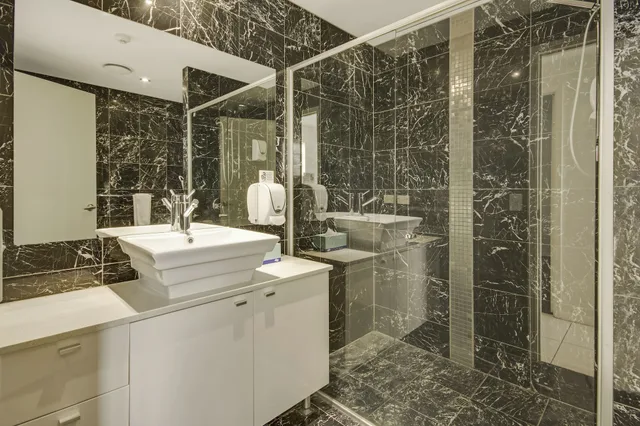 غرفة ديلوكس بسرير كينج وسريرين منفصلين بغرفتي نوم، THE CHERMSIDE APARTMENTS 5/5