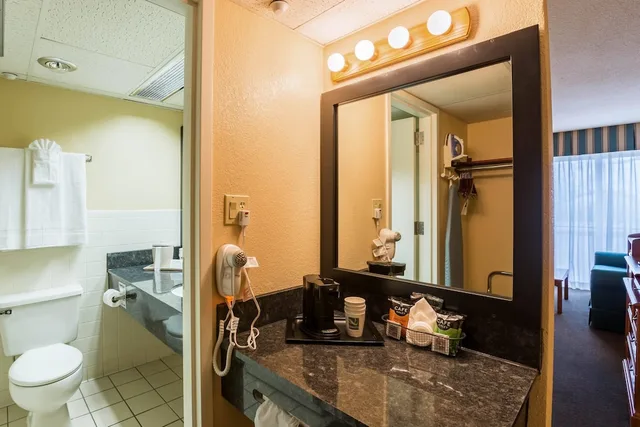 غرفة بسرير كينج لذوي الإعاقة، Quality Inn and Conference Center I-80 Grand Island 5/8