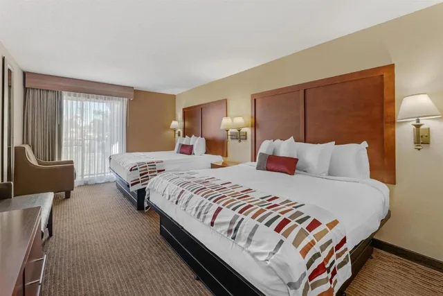 غرفة بسريرين كينج بمطبخ صغير، Best Western Alamo Suites 1/4