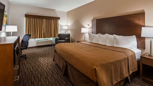 غرفة قياسية بسرير كينج مع أريكة لذوي الإعاقة، Best Western Brookfield 3/10