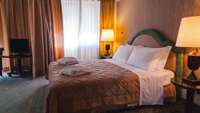 جناح تنفيذي بسرير كينج وسرير فردي، Grand Hotel Excelsior 3/10