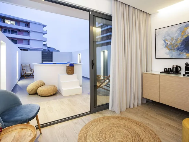 جناح جونيور بسرير كينج بشرفة مع أريكة، Mercure Rhodes Alexia Hotel & Spa 4/7