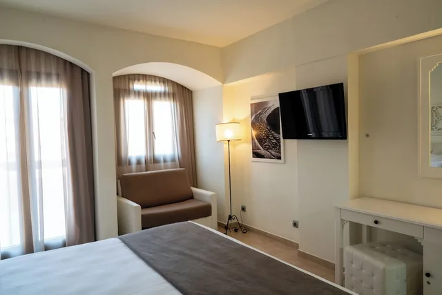 غرفة عائلية بسريرين منفصلين بإطلالة جزئية على البحر مع أريكة، Vila Gale Isla Canela 3/10