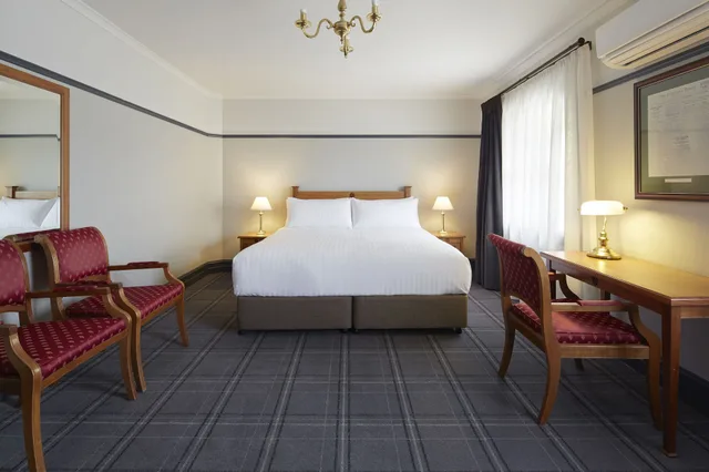 Standard, Queen Bed, Stair Access Only، Brassey Hotel 2/3