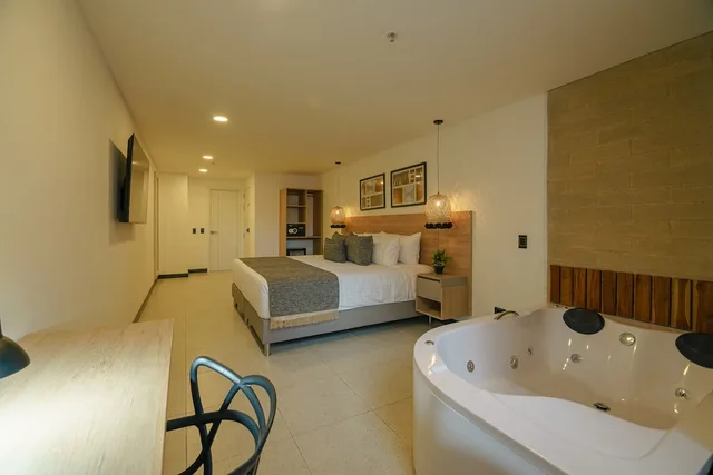 غرفة ديلوكس بسرير كوين بحوض استحمام، First Class Hotel 4/4