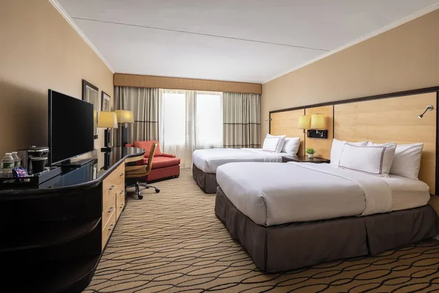 غرفة بسريرين مزدوجين بإطلالة على الحديقة، Sleepy Hollow Hotel, a Dolce by Wyndham 2/3