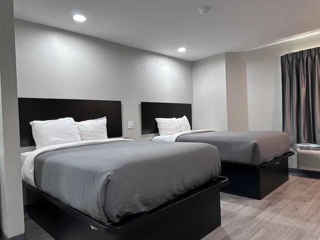 غرفة قياسية بسريرين مزدوجين، Studio6 Suites - Knoxville, TN - Downtown 1/3