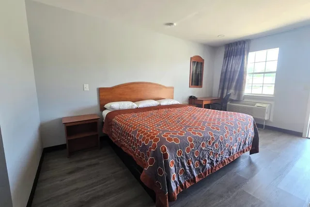 غرفة بسرير كينج، Stay Inn Checotah near Eufaula Lake 3/10