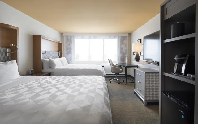 غرفة قياسية بسرير كينج وسريرين كوين، Holiday Inn Montreal Longueuil 2/5
