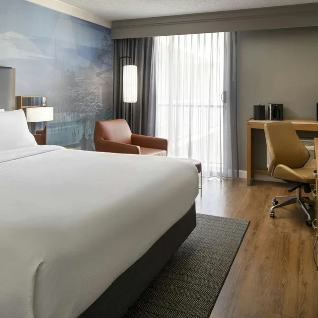 غرفة بسرير كينج بحوض استحمام لذوي الإعاقة، Courtyard Long Beach Downtown 1/10