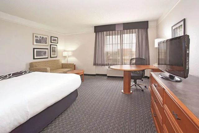غرفة تنفيذية بسرير كينج، La Quinta Inn Suites Pueblo 3/6