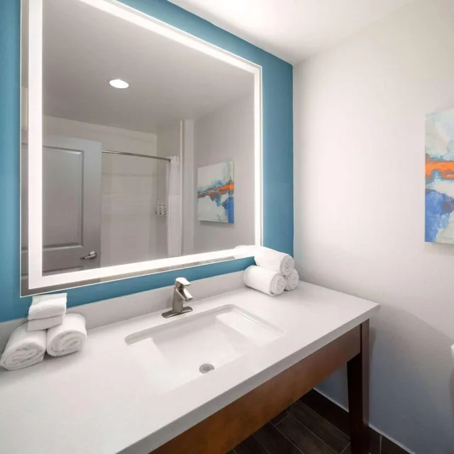 غرفة بسرير كينج مع أريكة، La Quinta Inn & Suites by Wyndham Rockport - Fulton 6/6