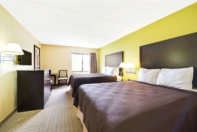 غرفة بسريرين مزدوجين لذوي الإعاقة، Days Inn & Suites by Wyndham DeSoto 2/5