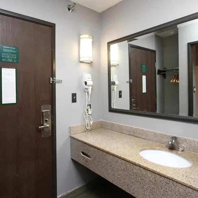 Room, King Bed, New Victorian Inn Suites Sioux City 9/10
