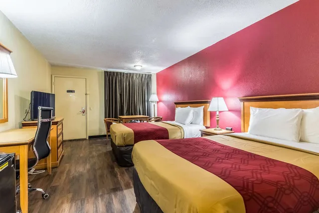 غرفة بسريرين مزدوجين، Econo Lodge Whiteville, NC 1/3