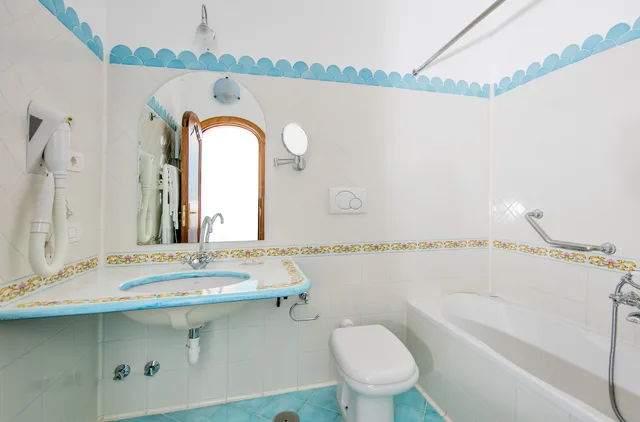 غرفة مزدوجة سوبيريور بإطلالة جزئية على البحر، Hotel Vittoria Positano 3/5