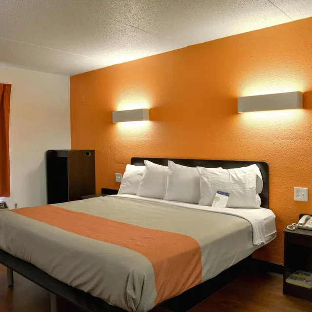 Room, King Bed, Accessible, Motel6 Toledo, OH 2/7