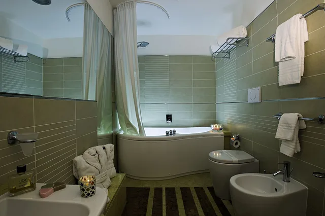 جناح بسرير مزدوج وسريرين منفصلين، Mahara Hotel 2/2