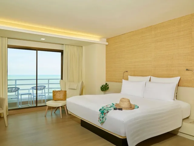 غرفة تنفيذية بسرير كينج بإطلالة على البحر مع دخول صالة النادي، Pullman Pattaya Hotel G 1/6