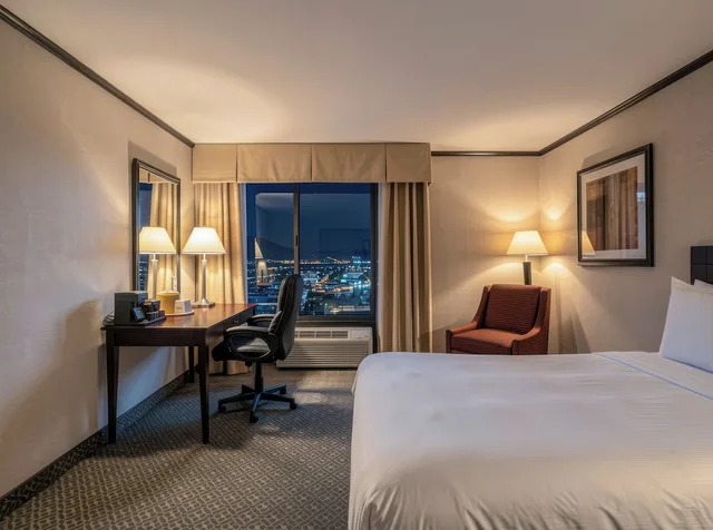 غرفة بسرير كينج بإطلالة على المسبح، Hotel Burbank 3/5