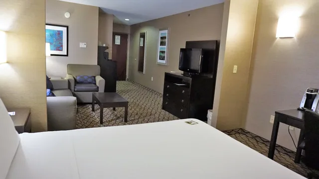 جناح بسرير كينج مع أريكة، Holiday Inn Express Hotel Suites Gibson 4/5