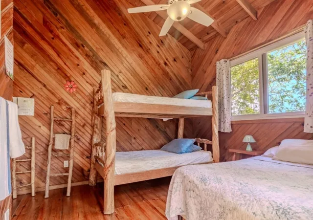 جناح كومفورت بسرير بطابقين وسريرين كوين بإطلالة على البحر بغرفتي نوم، Guava Grove Villas and Resort 5/10