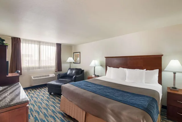 Upgrade, Suite, King Bed، Rodeway Inn Ft Morgan 1/3