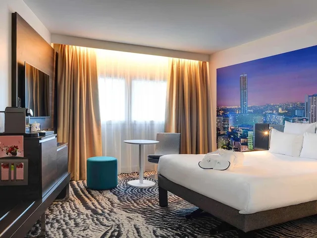 غرفة تنفيذية بسرير كوين بإطلالة على المدينة مع أريكة، Novotel Paris 14 Porte D'orleans 1/5