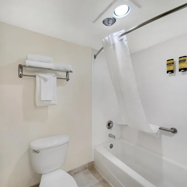 غرفة بسرير كينج وسريرين كوين بشرفة، Best Western Plus Northwoods Inn 4/4