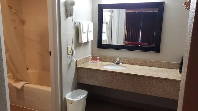 غرفة قياسية بسرير كينج، Econo Lodge Donalsonville, GA 3/4