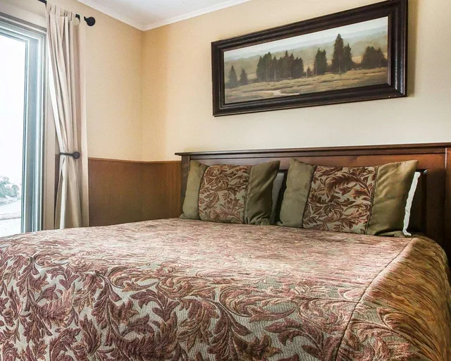 Room, 2 Queen Beds, Yellowstone Valley Lodge Ascend Hotel Collection 2/2