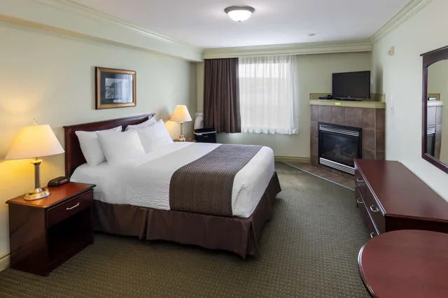 غرفة قياسية بسرير كوين يُسمح فيها بالحيوانات الأليفة، Quality Inn & Suites Whitecourt 3/9