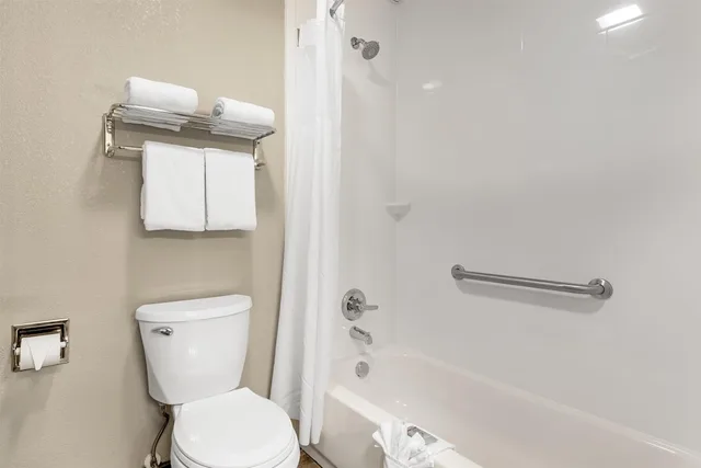 غرفة قياسية بسرير كينج، Best Western Timberridge Inn 4/4