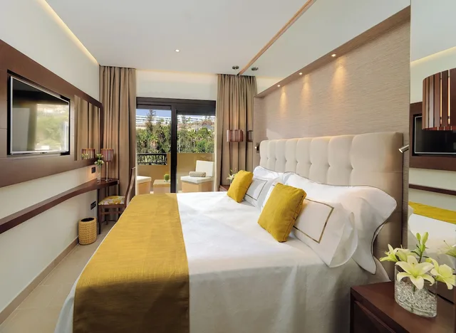 Senior, Suite, King Bed, Accessible، Gf Victoria 1/2