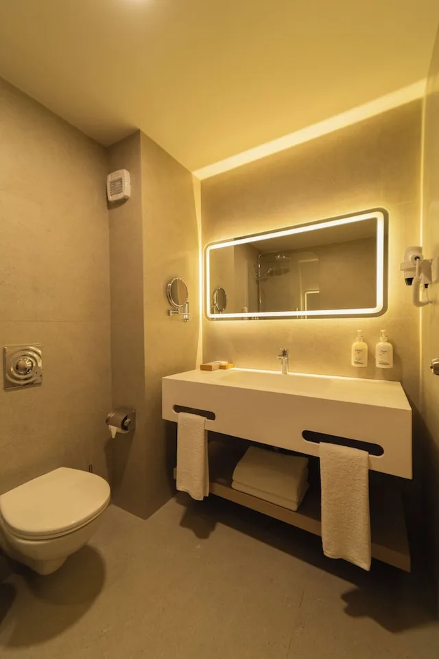غرفة قياسية بسريرين منفصلين بإطلالة على المسبح، La Blanche Resort and Spa 7/10