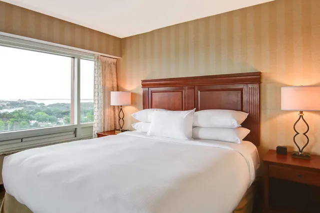 2 Rooms, Upper, Suite, King Bed, River View، DoubleTree Fallsview Resort & Spa by Hilton - Niagara Falls 1/3