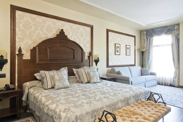 غرفة ديلوكس ثلاثية بسرير كينج مع أريكة، PortAventura Hotel Lucys Mansion 2/7