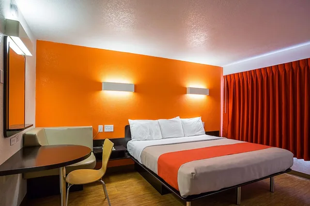 غرفة قياسية بسرير كينج، Motel6 Wenatchee, WA 3/8