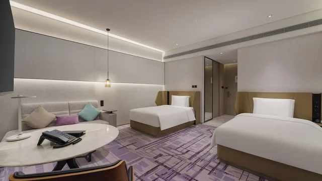 غرفة قياسية بسريرين منفصلين بإطلالة على البحر مع دخول صالة النادي، Crowne Plaza Dalian Xinghai 4/10