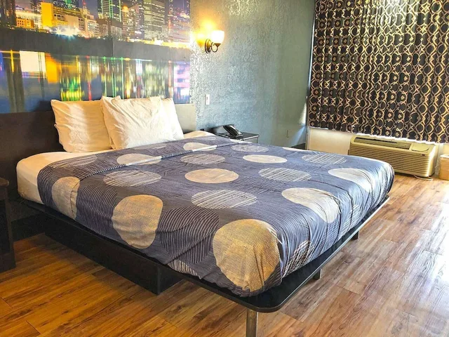 غرفة بسرير كينج للمدخنين، Americas Best Value Inn Garland Dallas 1/2