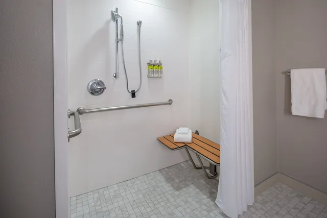 غرفة قياسية بسريرين كوين لذوي الإعاقة، Holiday Inn Express Hotel & Suites Surprise 3/4