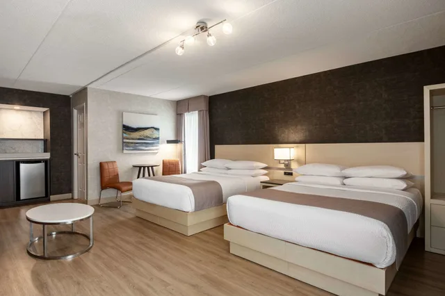 غرفة بسريرين كوين مع أريكة، Days Inn By Wyndham Toronto West Mississauga 2/3