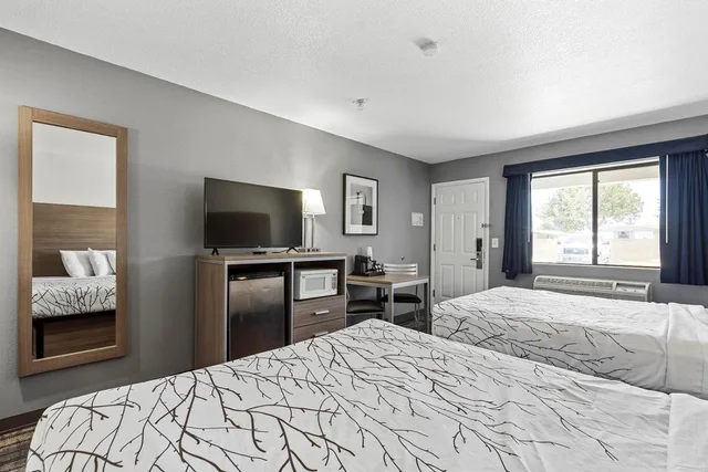 غرفة بسرير مزدوج لذوي الإعاقة، GreenTree Inn Prescott Valley, AZ 2/4