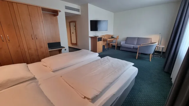 غرفة بسرير مزدوج مع أريكة، Hotel Panorama Hamburg-Harburg 1/7