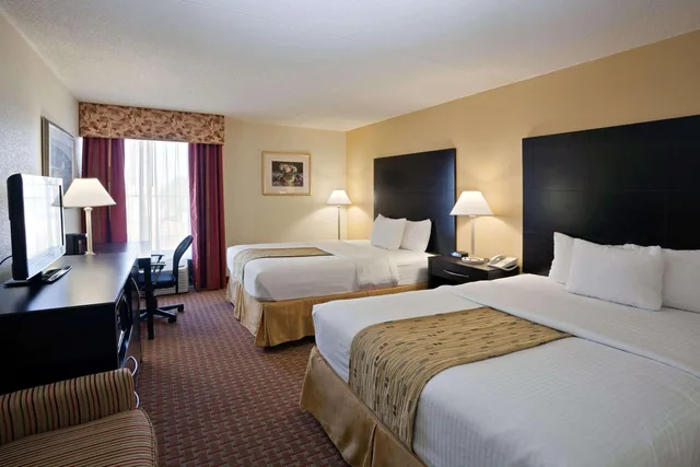 غرفة بسريرين كوين، La Quinta Inn Suites Salina 1/2