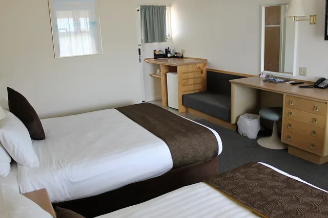 غرفة ثلاثية بسرير كوين وسرير فردي، Hospitality Inn Geraldton SureStay Collection by Best Western 1/9