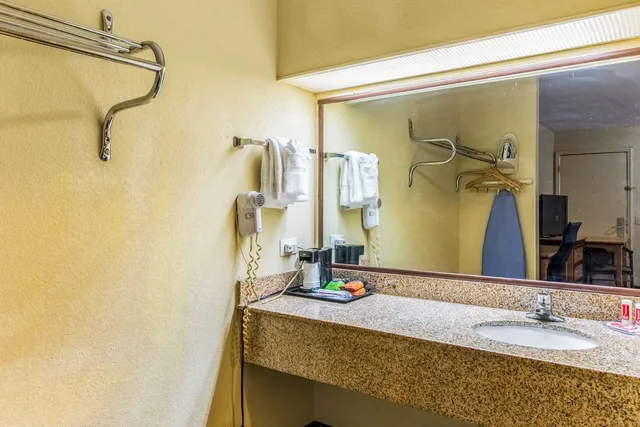Room, Double Bed, Accessible, Econo Lodge Whiteville, NC 4/5